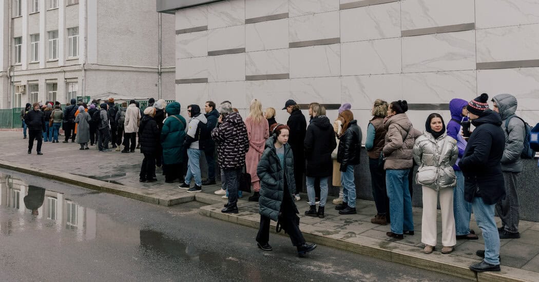 Long Lines of Russian Voters Signal Discontent With Putin’s Rule